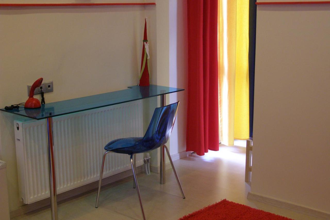 Room In A Neoclassical House - Ladybug Kastoria Bagian luar foto